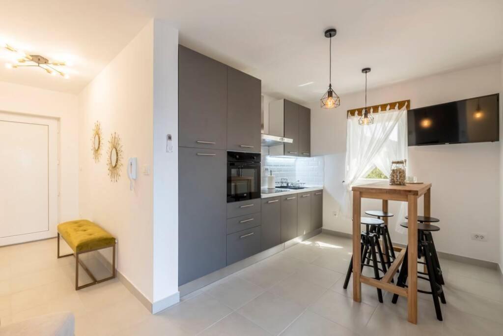Apartment By Joe Trogir Eksteriør billede