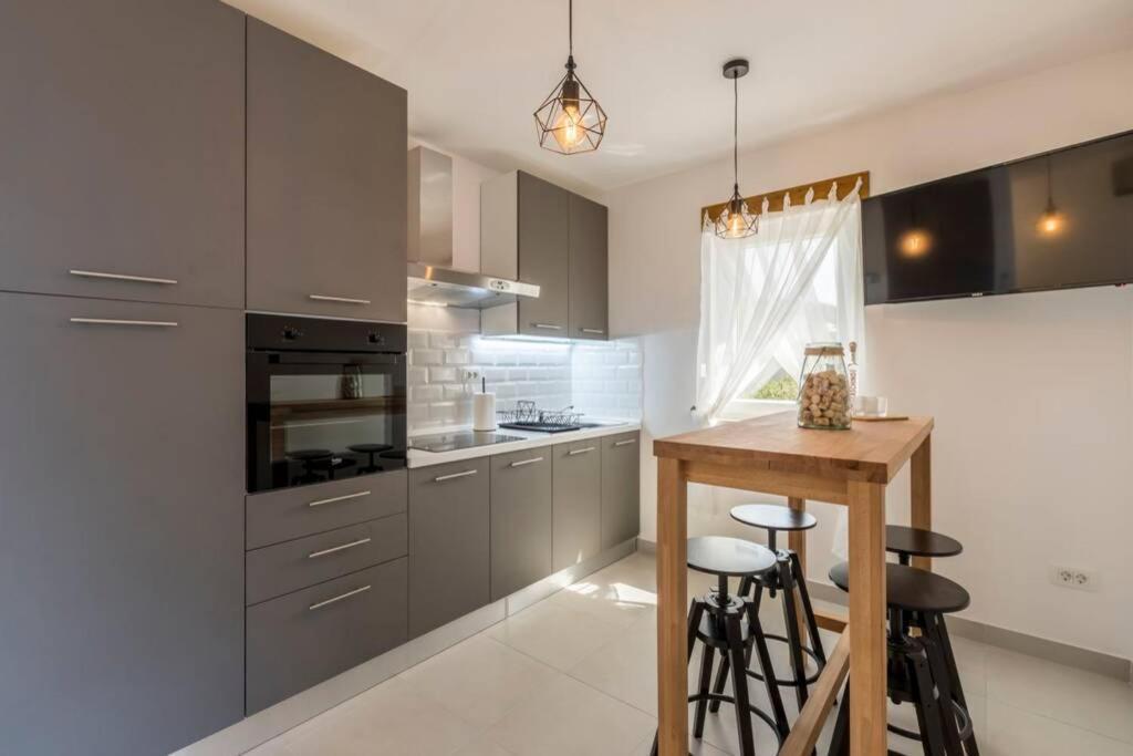Apartment By Joe Trogir Eksteriør billede