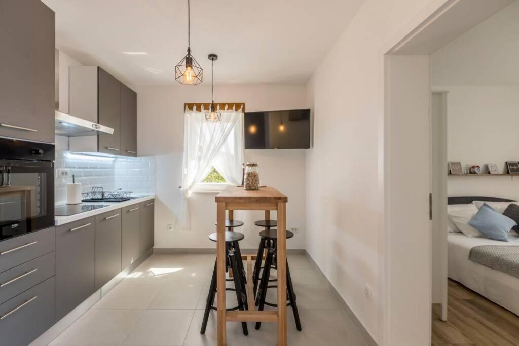Apartment By Joe Trogir Eksteriør billede
